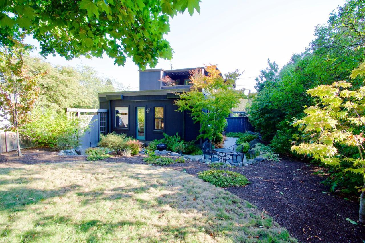 Phinney Ridge Flat With Backyard Oasis 시애틀 외부 사진